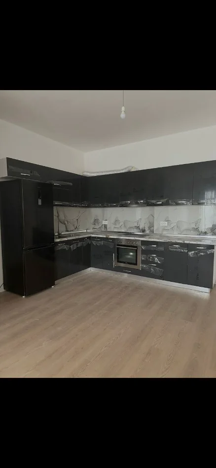 Tirane, jepet me qera Apartament 2+1,kati 4, Mobiluar, Çmimi 50.000 Lekë të Reja, tek 5 MAJ -Tiranë