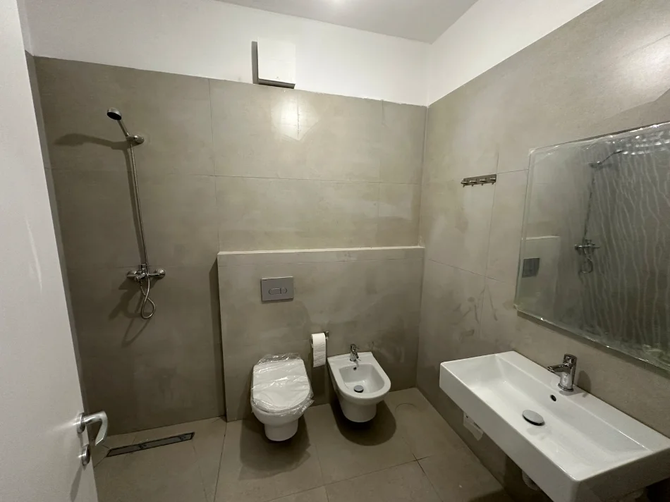 Tirane, jepet me qera apartament 2+1 Kati 4, 95 m² 500 € (Tek 5 Maj, Përball Concord Center, Tiranë.)