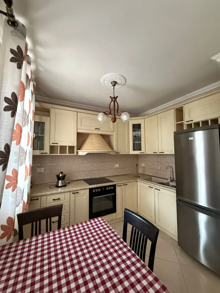 Tirane, jepet me qera apartament 2+1 Kati 4, 95 m² 600 € (Pranë Xhamisë, tek Kopshti Botanik, Tiranë)