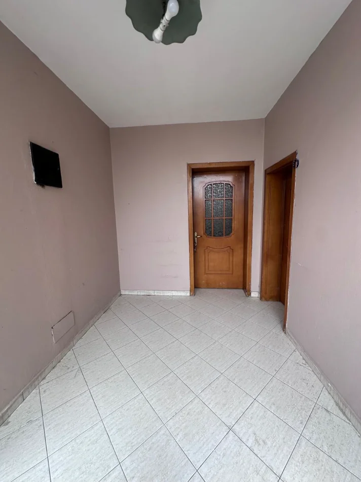 Tirane, jepet me qera Vile 2+1 Kati 2, 100 m², Çmimi 40.000 Lekë të Reja,(Pas Spitalit Ushtarak, Laprakë, Tiranë)