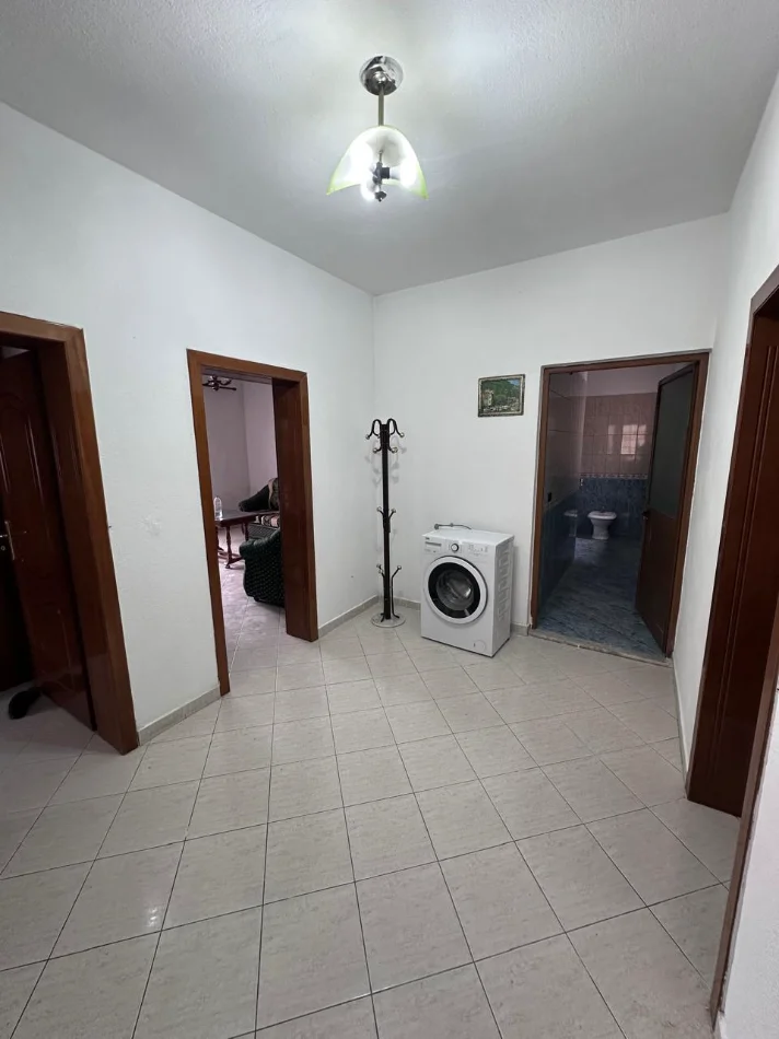 Tirane, jepet me qera Vile 2+1 Kati 2, 100 m², Çmimi 40.000 Lekë të Reja,(Pas Spitalit Ushtarak, Laprakë, Tiranë)