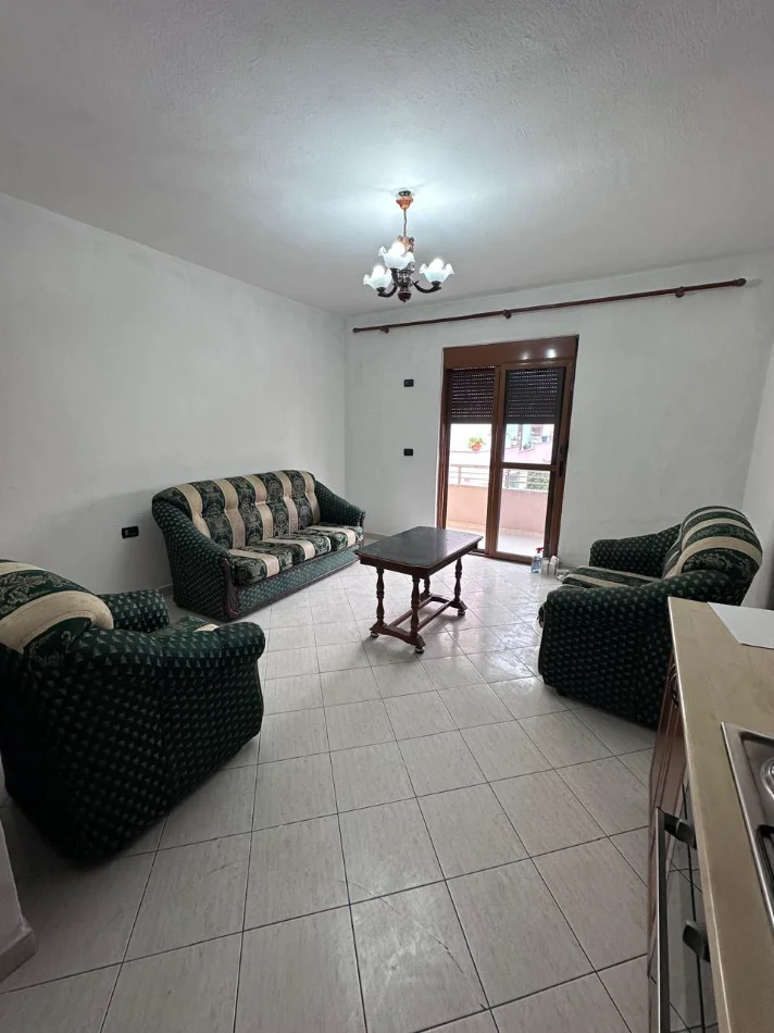 Tirane, jepet me qera Vile 2+1 Kati 2, 100 m², Çmimi 40.000 Lekë të Reja,(Pas Spitalit Ushtarak, Laprakë, Tiranë)