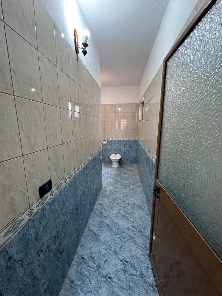 Tirane, jepet me qera Vile 2+1 Kati 2, 100 m², Çmimi 40.000 Lekë të Reja,(Pas Spitalit Ushtarak, Laprakë, Tiranë)