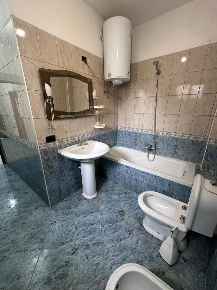 Tirane, jepet me qera Vile 2+1 Kati 2, 100 m², Çmimi 40.000 Lekë të Reja,(Pas Spitalit Ushtarak, Laprakë, Tiranë)