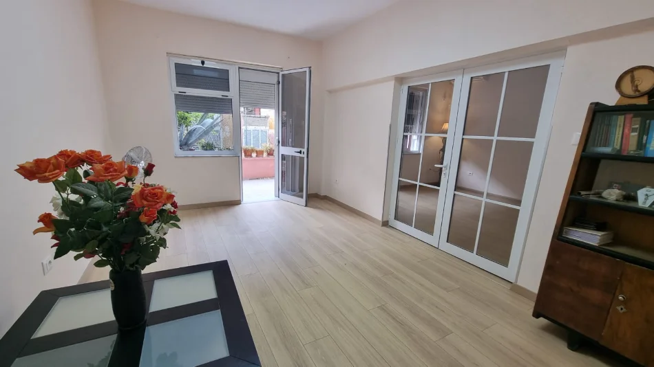 Tirane, jepet me qera zyre Kati 2, 50 m² 850 € (QENDER, MINE PEZA)