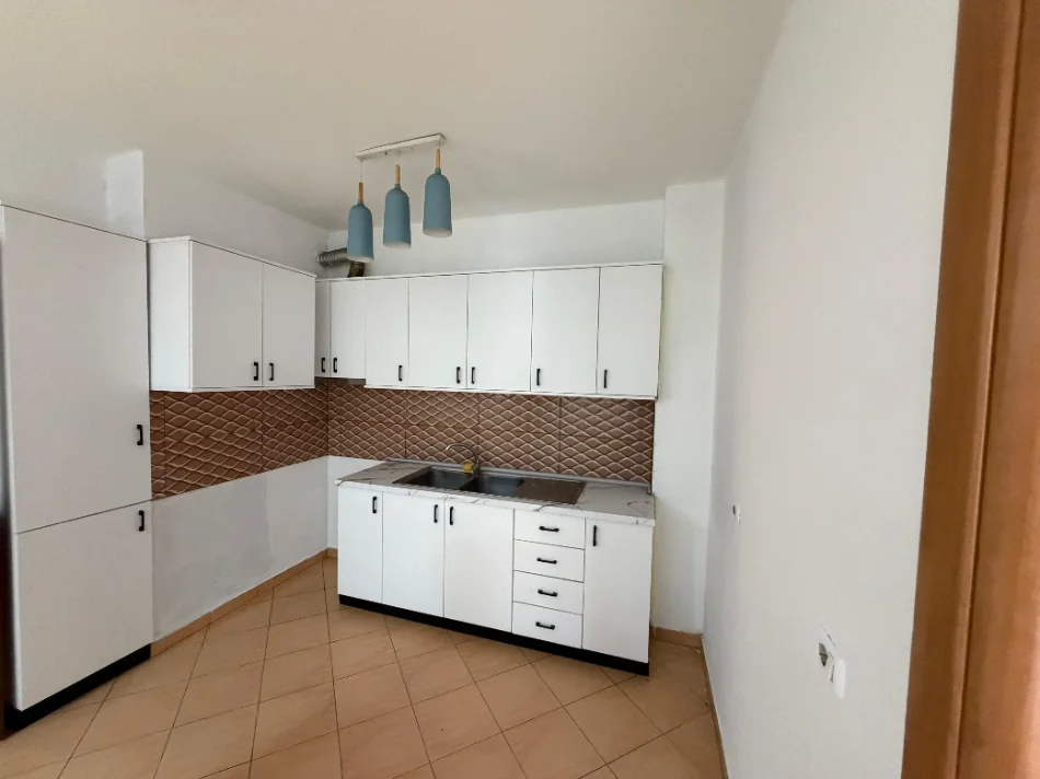 Tirane, jepet me qera apartament 2+1+Ballkon Kati 3, 