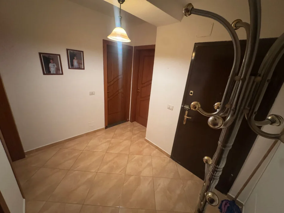 Kavaje, shitet apartament 2+1+Aneks+Ballkon Kati 3, 3 m² (Lagja Sharrë n.4, Rruga e stacionit të trenit)