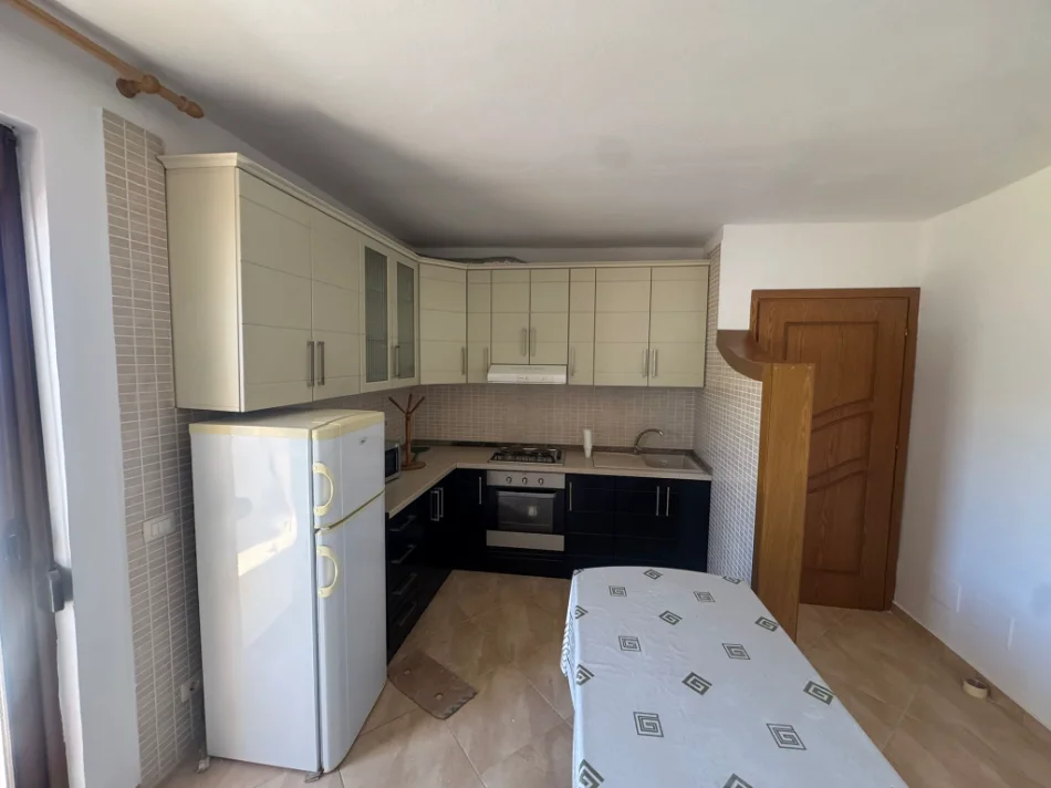 Kavaje, shitet apartament 2+1+Aneks+Ballkon Kati 3, 3 m² (Lagja Sharrë n.4, Rruga e stacionit të trenit)