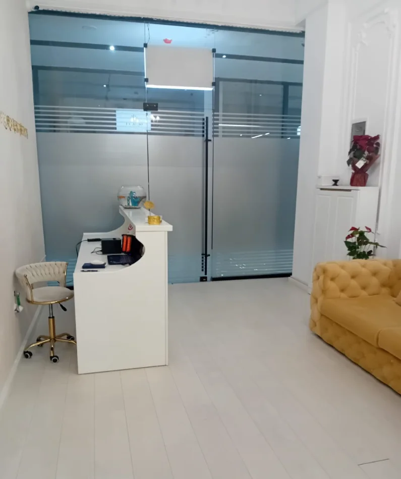 Tirane, jepet me qera ambjent biznesi Kati 2, 80 m² 1.100 € (Rruga e Kavajes)