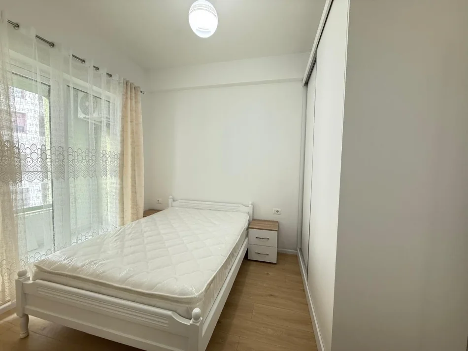 Tirane, jepet me qera apartament 1+1 Kati 4, 65 m² 350 € (Ali Demi)
