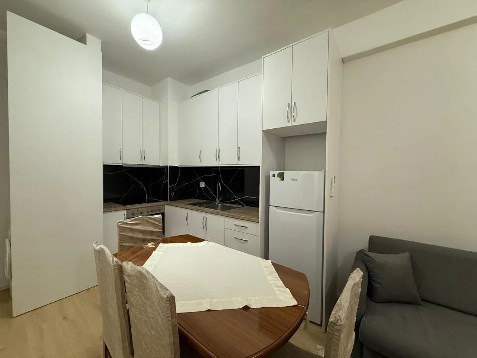 Tirane, jepet me qera apartament 1+1 Kati 4, 65 m² 350 € (Ali Demi)
