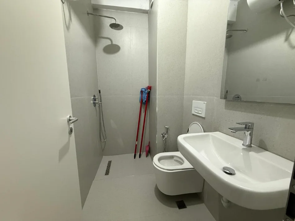 Tirane, jepet me qera apartament 1+1 Kati 4, 65 m² 350 € (Ali Demi)