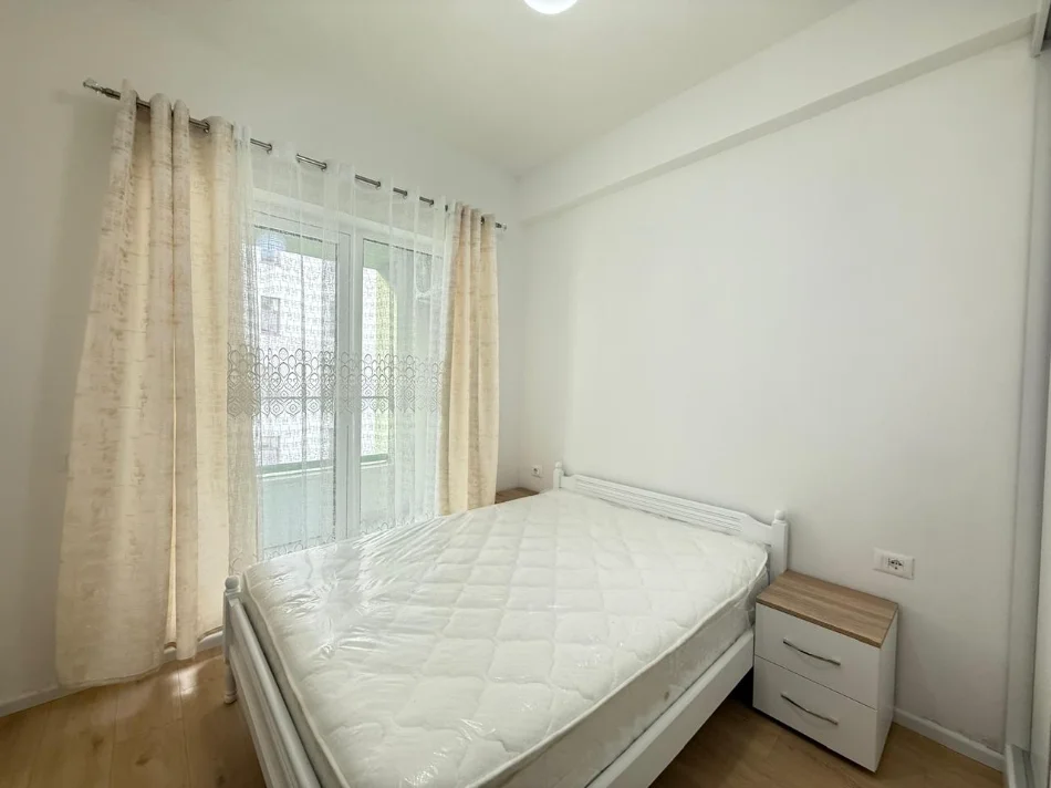 Tirane, jepet me qera apartament 1+1 Kati 4, 65 m² 350 € (Ali Demi)