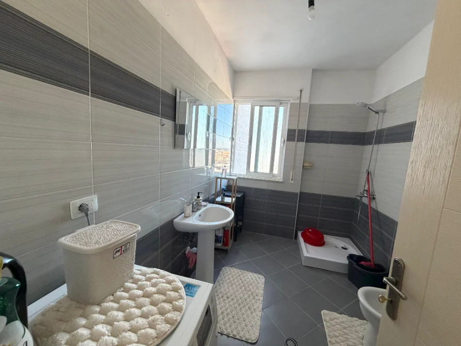 Durres, jepet me qera apartament 1+1 Kati 7, 300 € (Pran Vala Park)