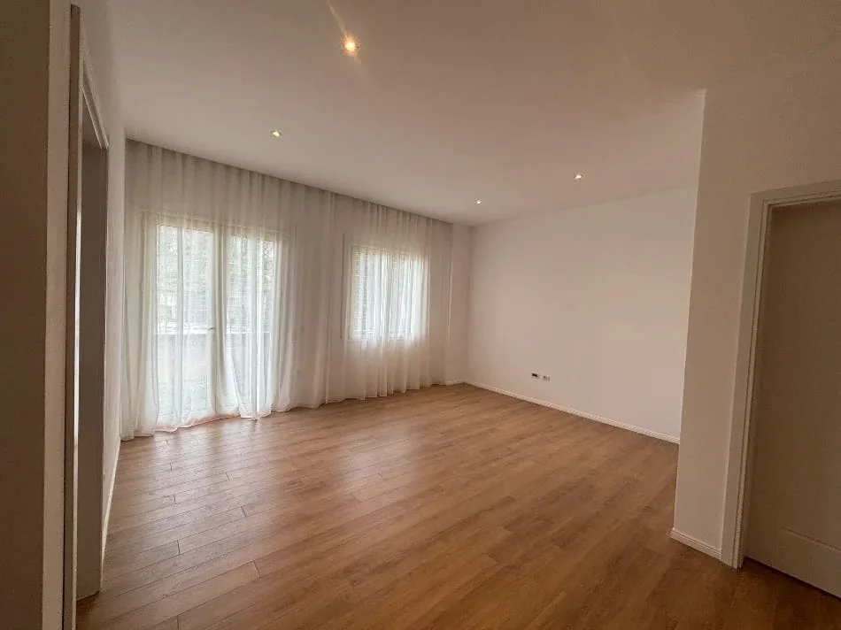 Tirane, jepet me qera apartament 1+1 Kati 1, 65 m² 500 € (Pranë Mangalem, Ali Demi ,Tiranë)