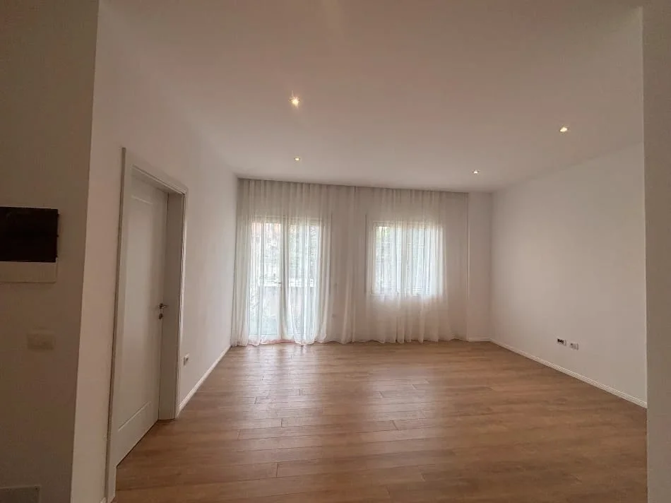 Tirane, jepet me qera apartament 1+1 Kati 1, 65 m² 500 € (Pranë Mangalem, Ali Demi ,Tiranë)