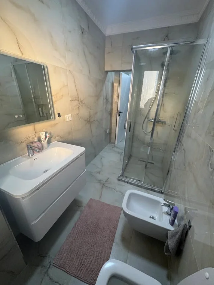 Tirane, jepet me qera apartament 2+1+Ballkon Kati 3, 90 m² 600 € (Rruga Idriz Dollaku, Ali Demi, Tiranë)