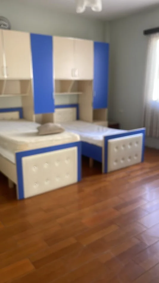 Tirane, jepet me qera apartament 2+1+Ballkon Kati 2, 90 m² 400 € (Rruga 5 maji)