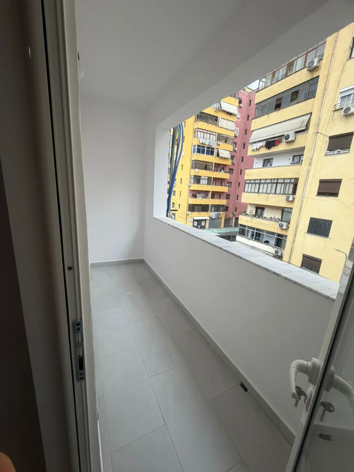 Tirane, shitet apartament 1+1 , (Porcelan)