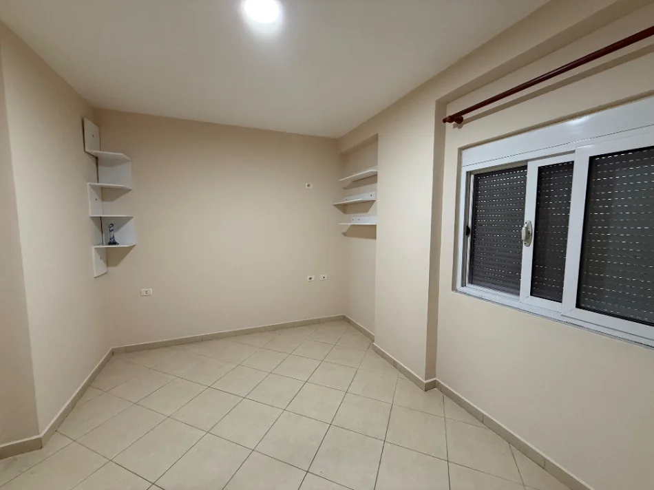 Tirane, jepet me qera zyre Kati 4, 85 m² 499 € (4 deshmoret)
