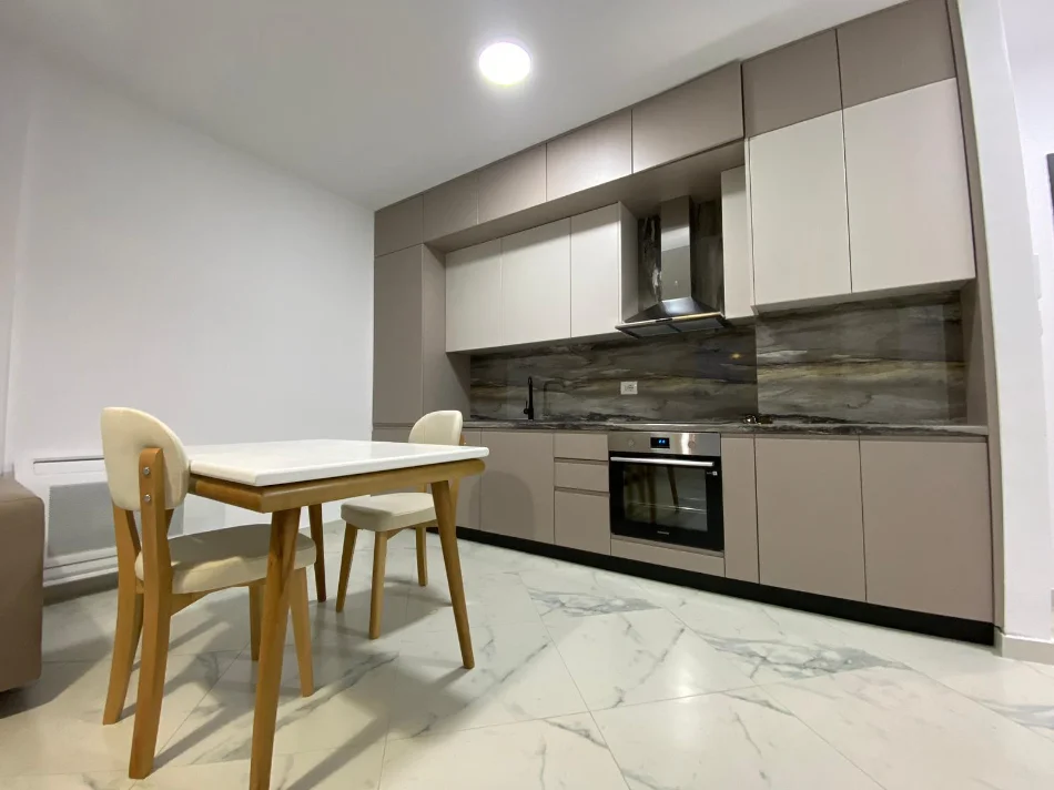 Tirane, jepet me qera apartament 1+1+Ballkon Kati 5, 60 m² 550 € (don bosko)