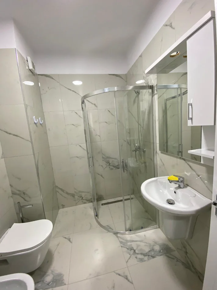 Tirane, jepet me qera apartament 1+1+Ballkon Kati 5, 60 m² 550 € (don bosko)