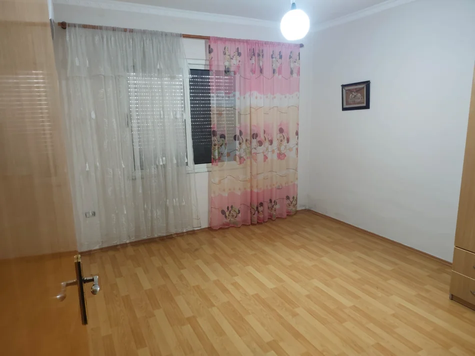 Shkoder, shitet apartament 2+1+Ballkon Kati 1, 75 m² 