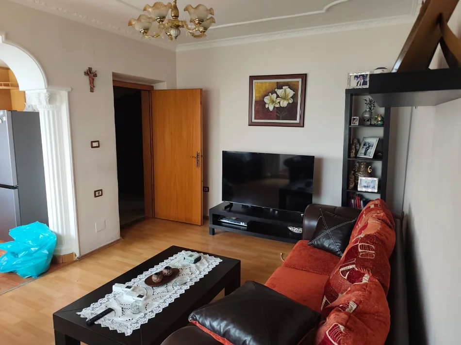 Shkoder, shitet apartament 2+1+Ballkon Kati 1, 75 m² 