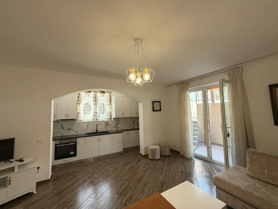 Durres, jepet me qera apartament 1+1 Kati 1, 300 € (Mrapa Spitalit)