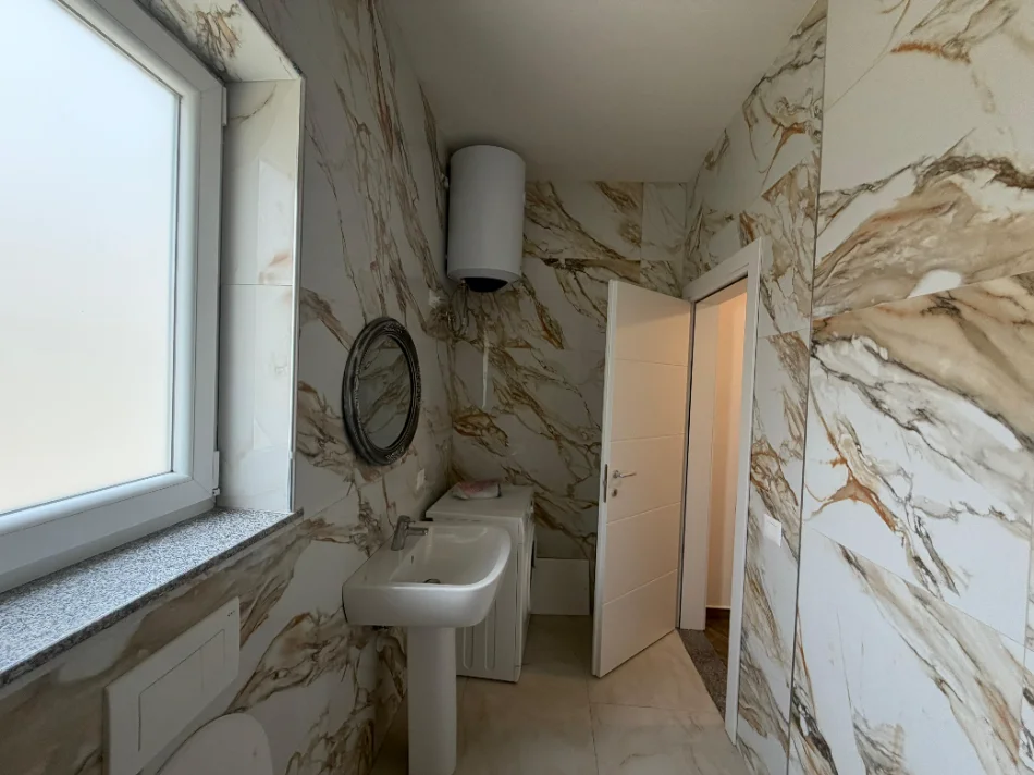 Durres, jepet me qera apartament 1+1 Kati 1, 300 € (Mrapa Spitalit)