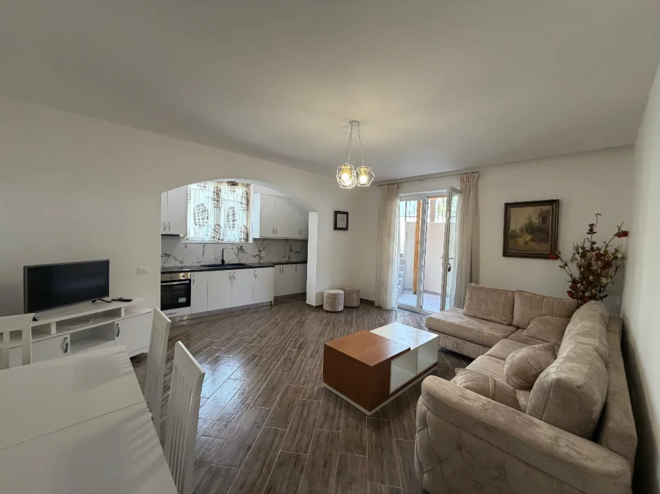 Durres, jepet me qera apartament 1+1 Kati 1, 300 € (Mrapa Spitalit)