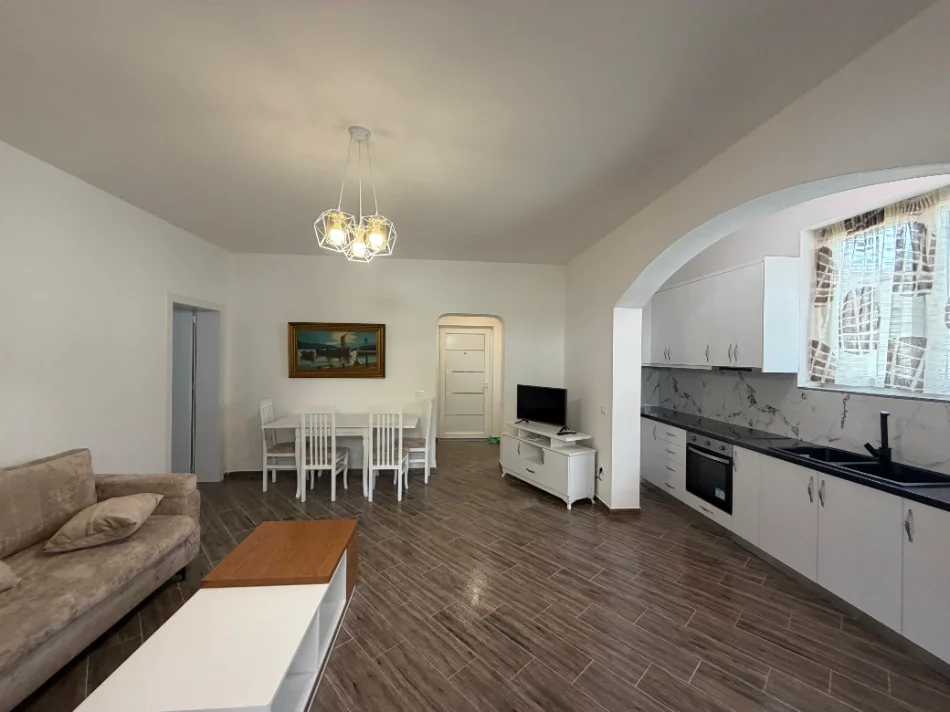Durres, jepet me qera apartament 1+1 Kati 1, 300 € (Mrapa Spitalit)