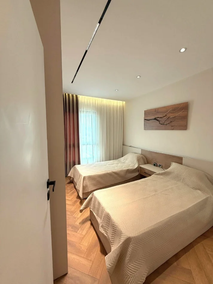 Tirane, shitet apartament 2+1+Ballkon , 101 m² 