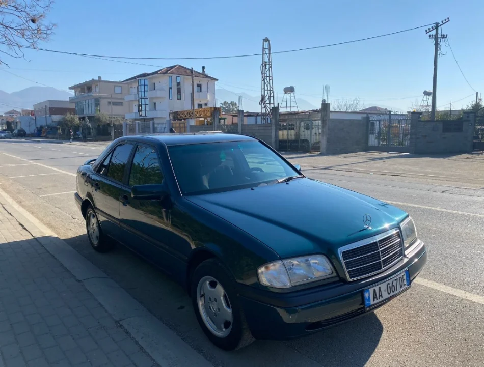 Fier, shes makine Mercedes Benz 250 TD Nafte, jeshile manuale 200.000 km 5.500 €