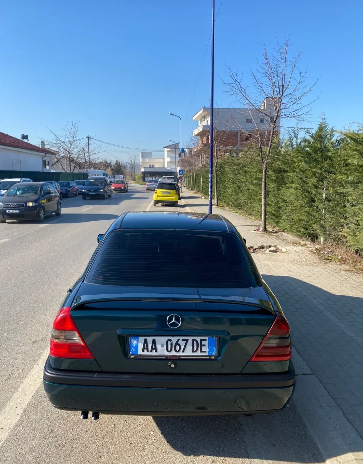 Fier, shes makine Mercedes Benz 250 TD Nafte, jeshile manuale 200.000 km 5.500 €