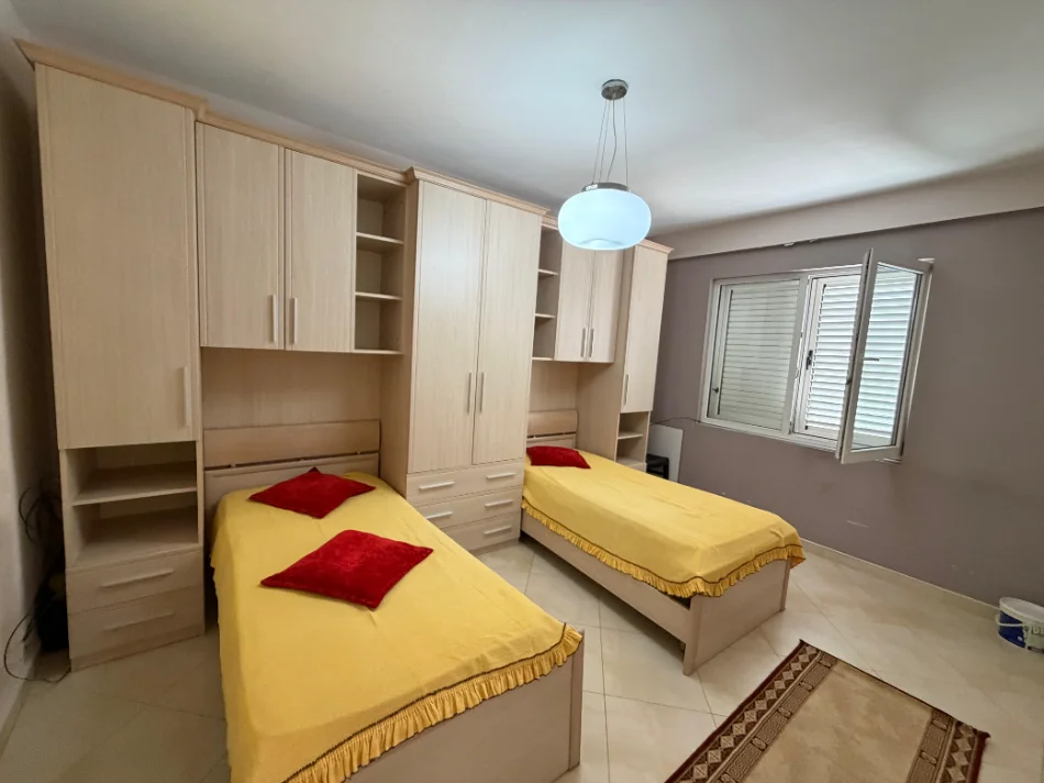 Durres, jepet me qera apartament 2+1+Ballkon Kati 6, 550 € (Pallati i Sportit)