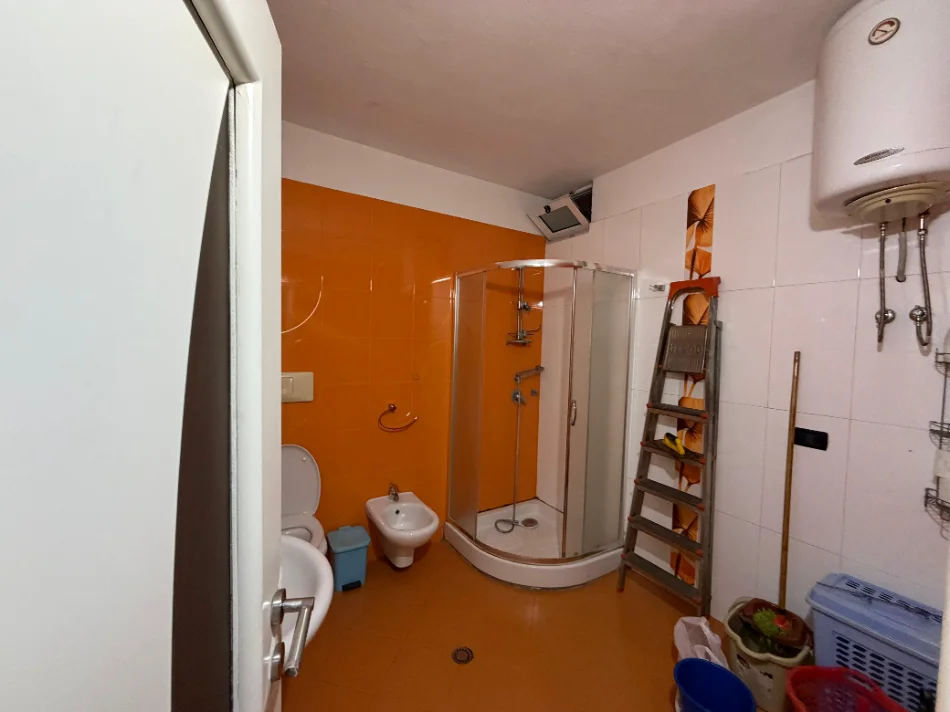 Durres, jepet me qera apartament 2+1+Ballkon Kati 6, 550 € (Pallati i Sportit)