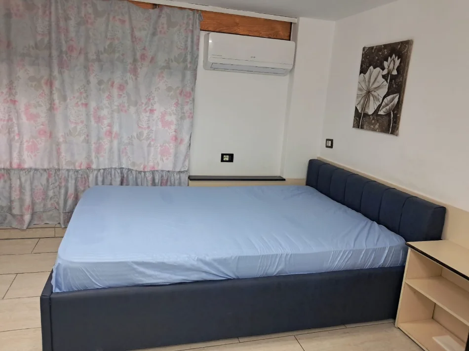 Tirane, jepet me qera apartament 1+1 Kati 2, 40 m² 250 € (Rruga 5 maji)