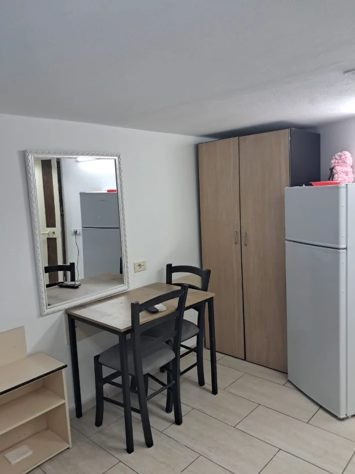 Tirane, jepet me qera apartament 1+1 Kati 2, 40 m² 250 € (Rruga 5 maji)