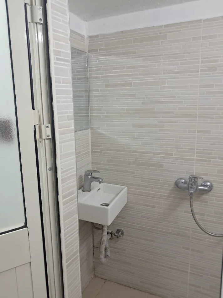 Tirane, jepet me qera apartament 1+1 Kati 2, 40 m² 250 € (Rruga 5 maji)