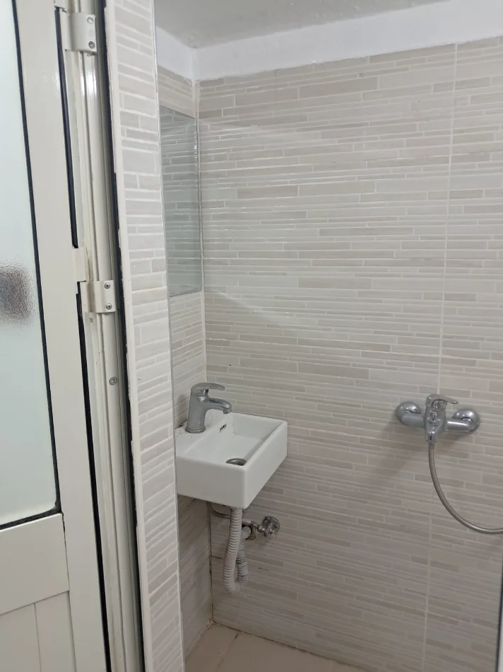 Tirane, jepet me qera apartament 1+1 Kati 2, 1 m² 250 € (Rruga 5 maji)