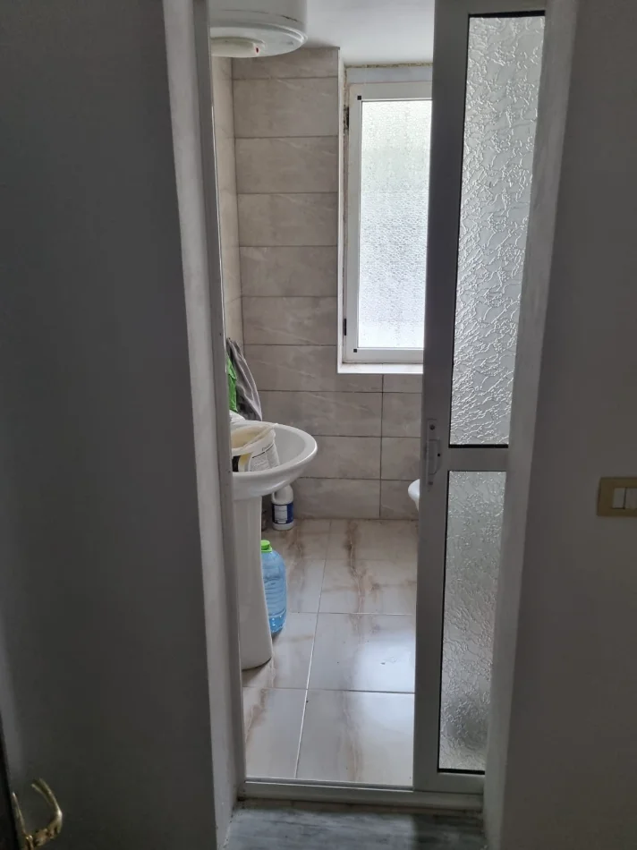 Tirane, jepet me qera  ambjent biznesi Kati 0, 76 m² 900 € (Gjik kuqali)