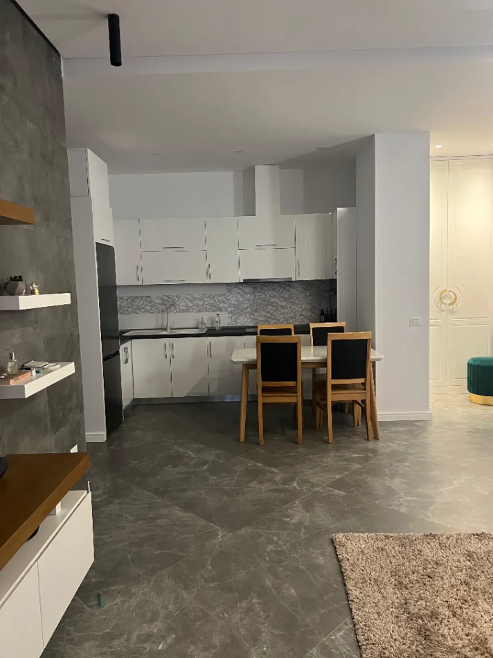Tirane, jepet me qera apartament 2+1+PARKIM, Kati 6, 117 m² 1.500 € (KOMPLEKSI DELIJORGJI)