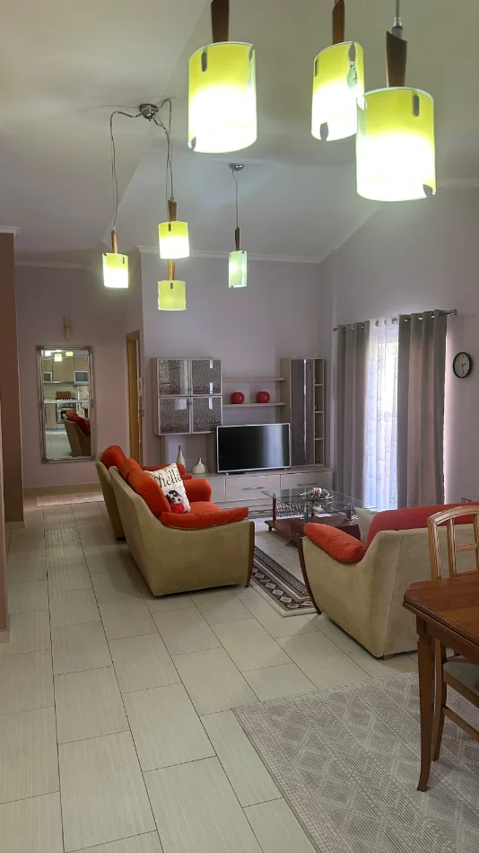 Tirane, jepet me qera Banesë 3+1,Kati 2, Mobiluar, Cmimi 850 € tek Komuna e Parisit, Tiranë