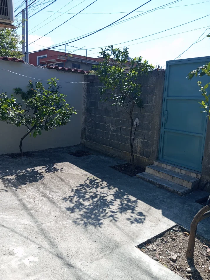 Tirane, jepet me qera shtepi 1+1 Kati 1, 50 m² 300 € (Rruga Sule Gjashta prane big market)