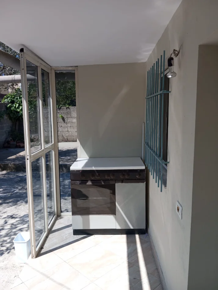 Tirane, jepet me qera shtepi 1+1 Kati 1, 50 m² 300 € (Rruga Sule Gjashta prane big market)