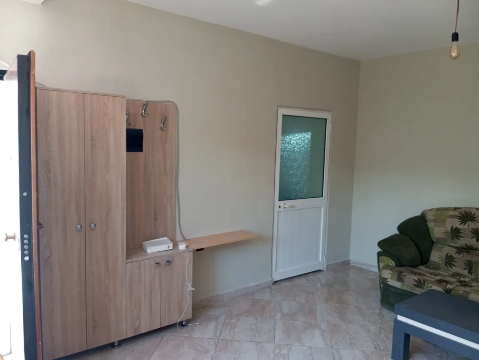 Tirane, jepet me qera shtepi 1+1 Kati 1, 50 m² 300 € (Rruga Sule Gjashta prane big market)