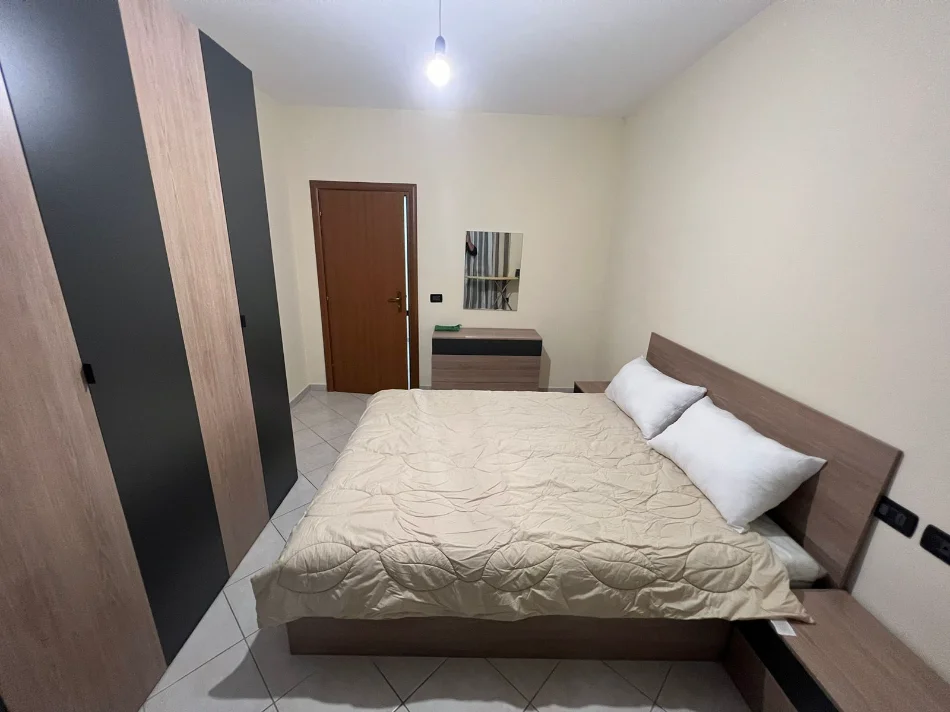 Tirane, jepet me qera apartament 1+1+Aneks+Ballkon Kati 4, 65 m² 520 € (Yzberisht)