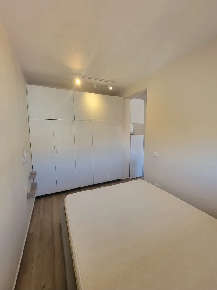Tirane, jepet me qera apartament 1+1 Kati 4, 55 m² 550 € (Rruga Ylbere Bylykbashi)