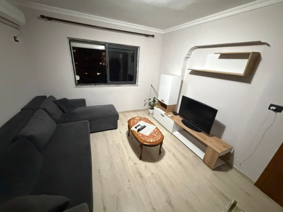 Tirane, jepet me qera apartament 1+1 Kati 5, 60 m² 600 € (Rruga Myslym Shyri)